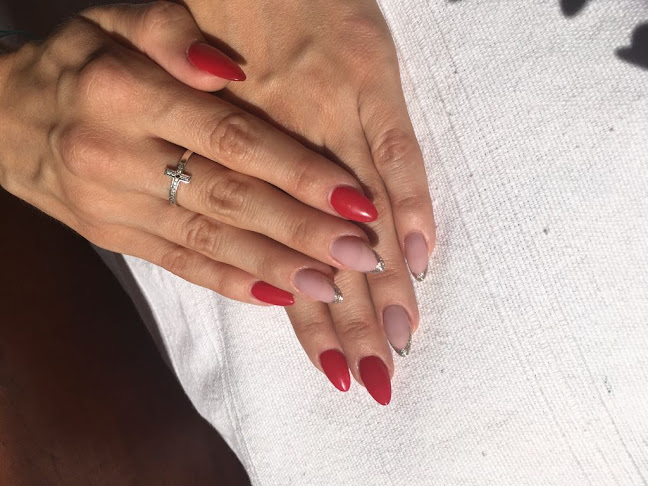 Callus Salon manikura crveni i nude nokti