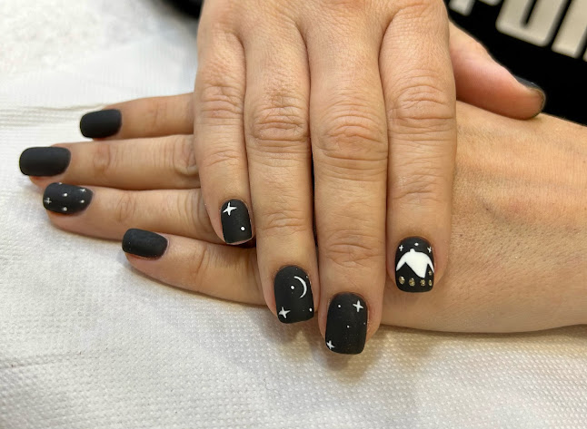Callus Salon crna manikura s nail artom
