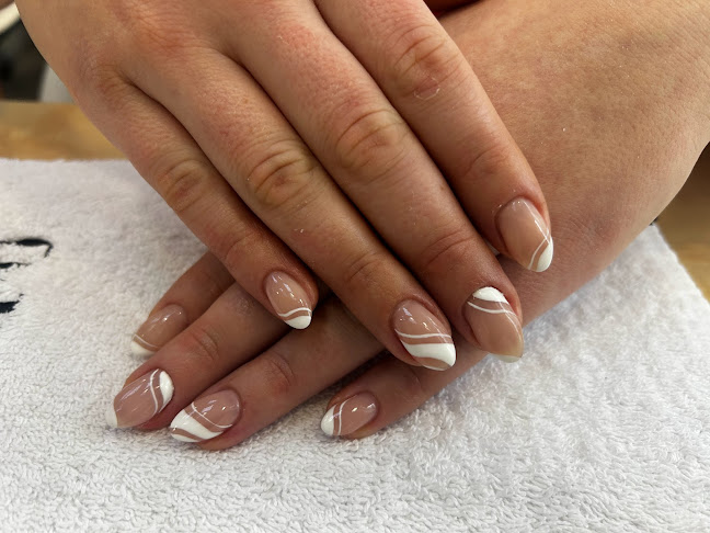 Callus Salon nude manikura